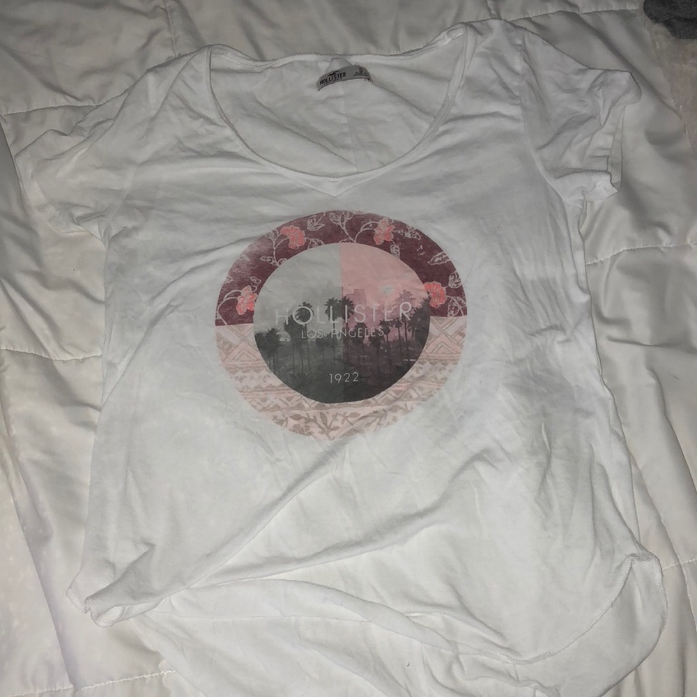 white hollister tshirt